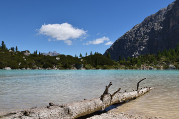 Fototapeta premium Der wunderschöne Sorapissee in Belluno, Italien, mit seiner einzigartigen Farbe. Der schönste Bergsee, den ich jemals gesehen habe. 