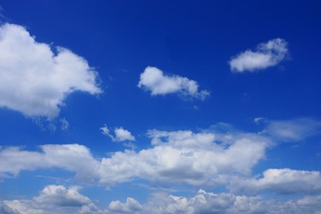 Naklejka na ściany i meble Голубое яркое небо с белыми облаками солнечным днём