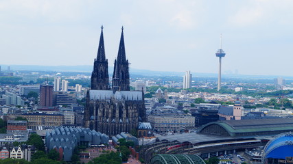 Fototapeta na wymiar Panorama von Köln, mit dem Kölner Dom und dem Hauptbahnhof