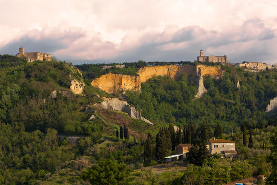 Volterra, panorama con le Balze e la badia Camaldolese e la chiesa di S.Giusto