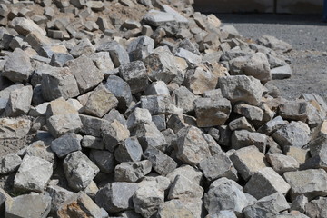 Natursteinpflaster aus Basalt als graue Steine auf einem Haufen