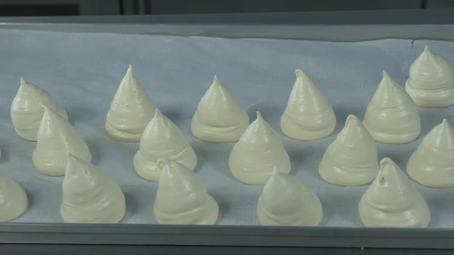 preparazione delle tette delle monache, dolce tipico pugliese