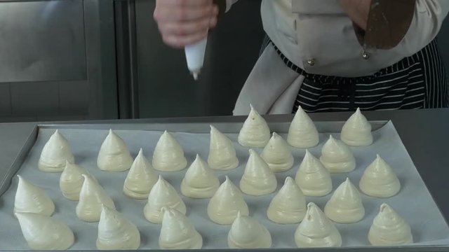 preparazione delle tette delle monache, dolce tipico pugliese