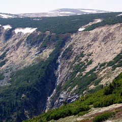 Górski potok na stoku Karkonoszy z topniejącego lodu - wyprawa w Sudety