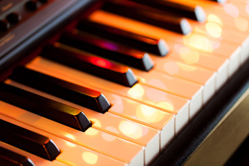 Teclas de piano con luces de colores