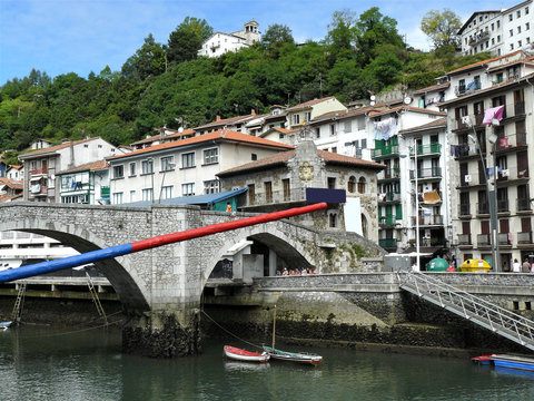 Puente antiguo sobre el Canal de Ondarroa