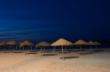 Kolory nocnej plaży w Tunezji