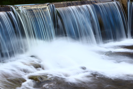 Kleiner Wasserfall an einer Staustufe in Wolfach im Schwarzwald