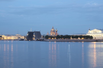 Fototapeta na wymiar The open palace bridge in St. Petersburg on a white night