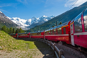 Fototapeta na wymiar Trenino Rosso del Bernina - Svizzera