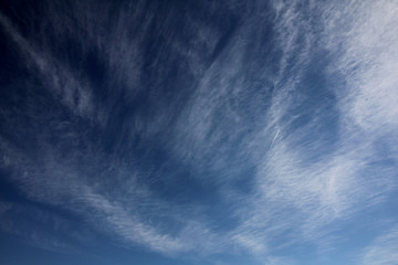 cielo ventoso con cirri