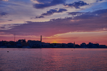 Obraz premium Beautiful clouds in the evening sky over the river in the rays of the setting sun