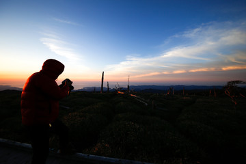 man watching the sunrise from the mountain