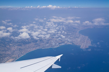 Blick auf die Bucht von Nizza durch ein Flugzeugfenster