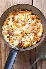 Cauliflower, potato, ham bread and cheese pan bake 