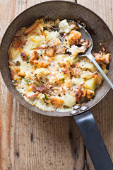 Cauliflower, potato, ham bread and cheese pan bake 