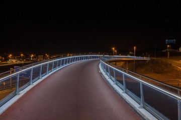 Pasarela de metal y hormigón con una iluminación suave