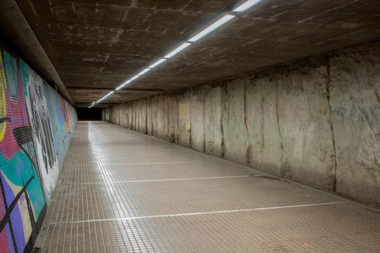 T&uacute;nel urbano subterr&aacute;neo de hormig&oacute;n iluminado con luz de fluorescentes