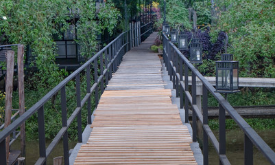 Fototapeta na wymiar The wooden bridge in the park