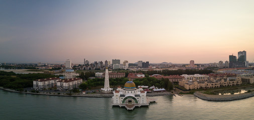 Obraz premium Aerial Panorama of The Melaka Straits Mosque, located on the man-made Malacca Island near Melaka City, Melaka, Malaysia, at Sunrise