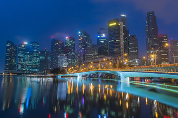 Fototapeta na wymiar Singapore landmark city skyline at the Marina bay during twilight