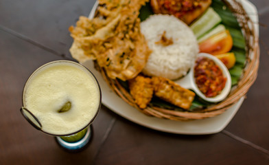 set of menu; fresh drink and rice with fried chicken