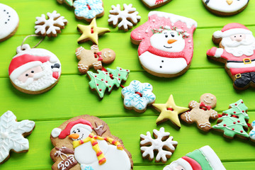 Obraz na płótnie Canvas Christmas cookies on a green wooden table