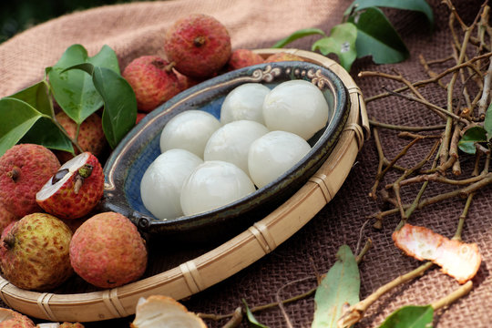 Vai thieu Vietnam, lychee fruits