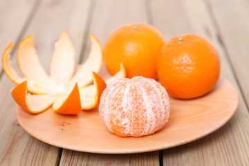 お盆に載せられた新鮮な蜜柑