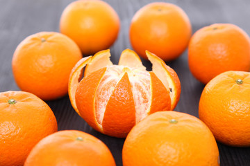 円形に並んだ新鮮な蜜柑スタジオショット黒バック