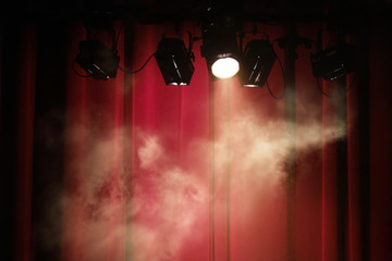 spectacle scène artiste rouge rideau concert fête fond lumière spot fumée fumigène théâtre...
