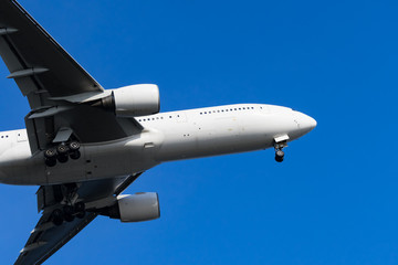 Boeing 777-200 landing