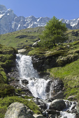 Fototapeta na wymiar Breuil Cervinia waterfall