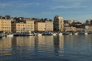 Fototapeta na wymiar Abendstimmung am Alten Hafen von Marseille