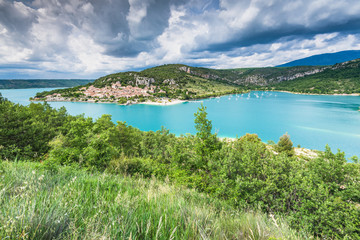 Fototapeta na wymiar Bauduen townscape over lake,France