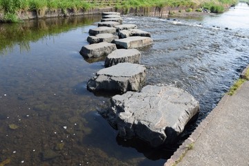 飛び石と小川　小畔川　埼玉県川越市