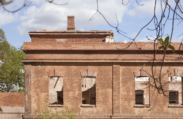 старое кирпичное заброшенное здание требующее ремонта