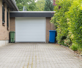 Garage mit einem weißen Rolll Tor