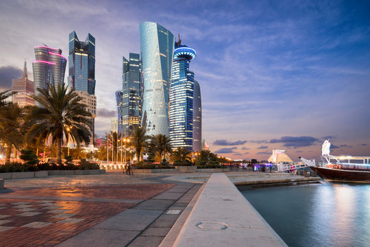 Das City Center von Doha in Katar bei Sonnenuntergang