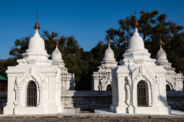 Fototapeta na wymiar Myanmar - Mandalay - Kuthodaw Pagode