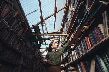 Obraz na płótnie Canvas Horizontal image of girl in library