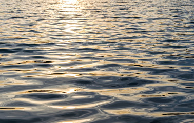 Agua de una laguna al atardecer