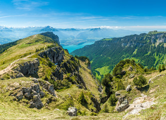 Panorama-Aussicht auf den sommerlichen Thunersee, Spiez, Thun und das Niederhorn und Justistal im Berner Oberland, Schweiz