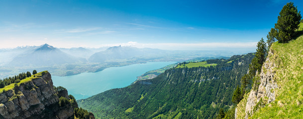 Fototapeta na wymiar Aussicht auf den sommerlichen Thunersee, Spiez und Thun im Berner Oberland, Schweiz