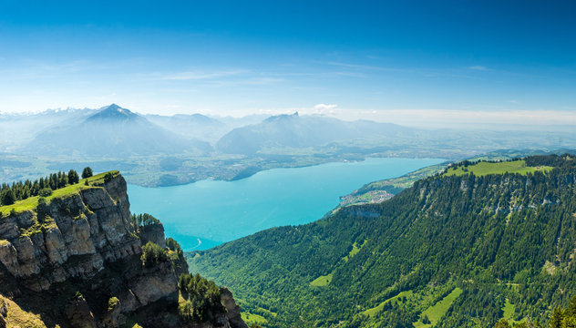 Aussicht auf den sommerlichen Thunersee, Spiez und Thun im Berner Oberland, Schweiz
