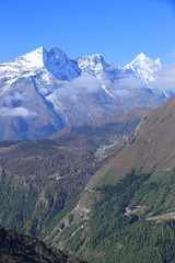 Fototapeta premium Beautiful mountain landscape on the way to everest base camp. sagarmatha national park. nepal