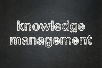 Obraz premium Learning concept: Knowledge Management on chalkboard background