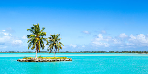 Einsame Insel als Panorama Hintergrund vor blauem Himmel