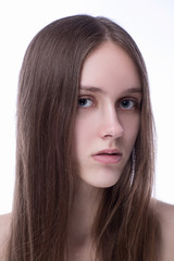 Naklejka premium Koncepcja pielęgnacji urody i skóry. Piękna caucasian kobieta z perfect spojrzeniami w studiu na białym odosobnionym tle, Perfect skóra