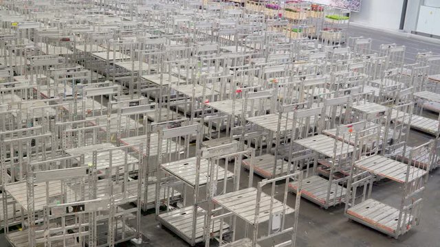 813_Lots_of_empty_carts_inside_the_warehouse.mov